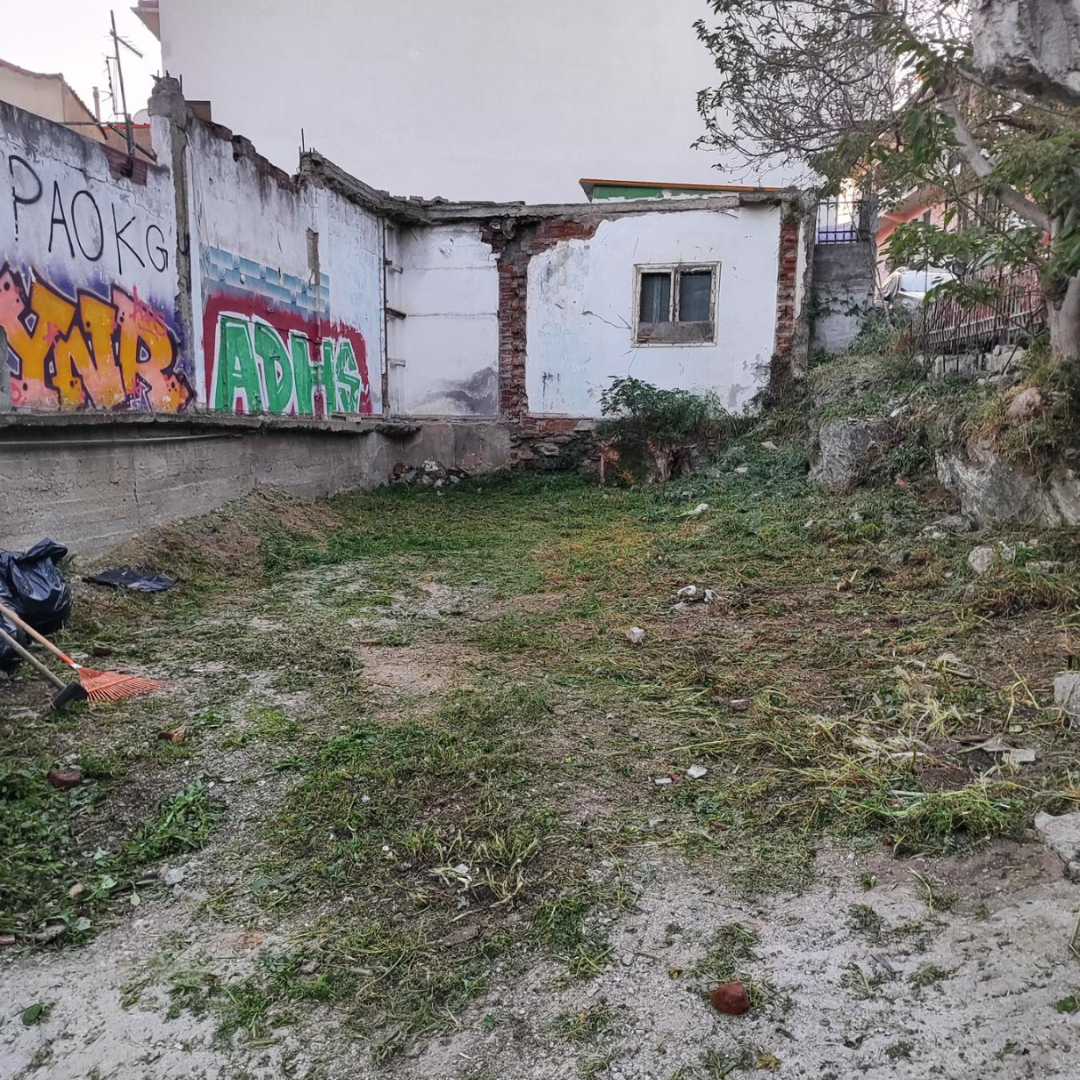 Καθαρισμός μικρού οικοπέδου στην Άνω Πόλη Θεσσαλονίκης